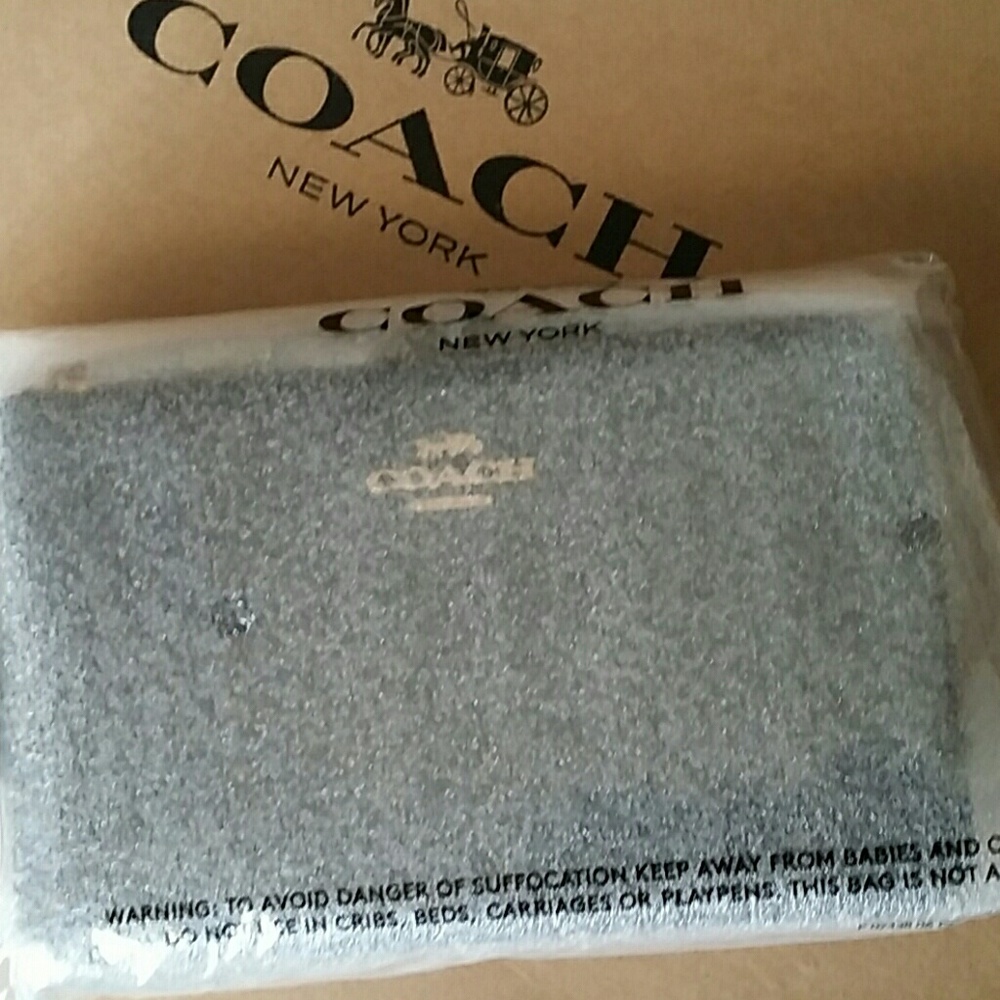 {SOLD}❤️COACH LEATHER DOUBLE ZIP WRISTLET ❤️❤️ - Picture 6 of 6